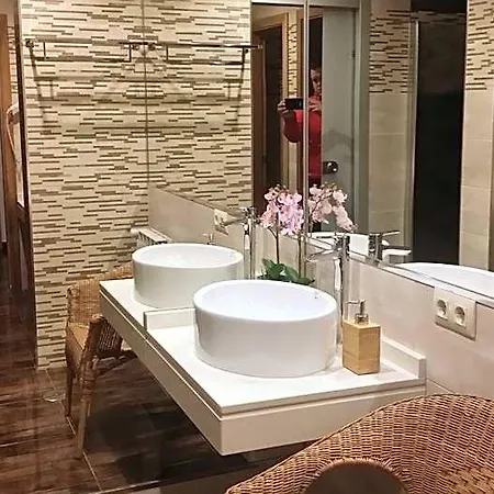 بيت شباب Ultreia *